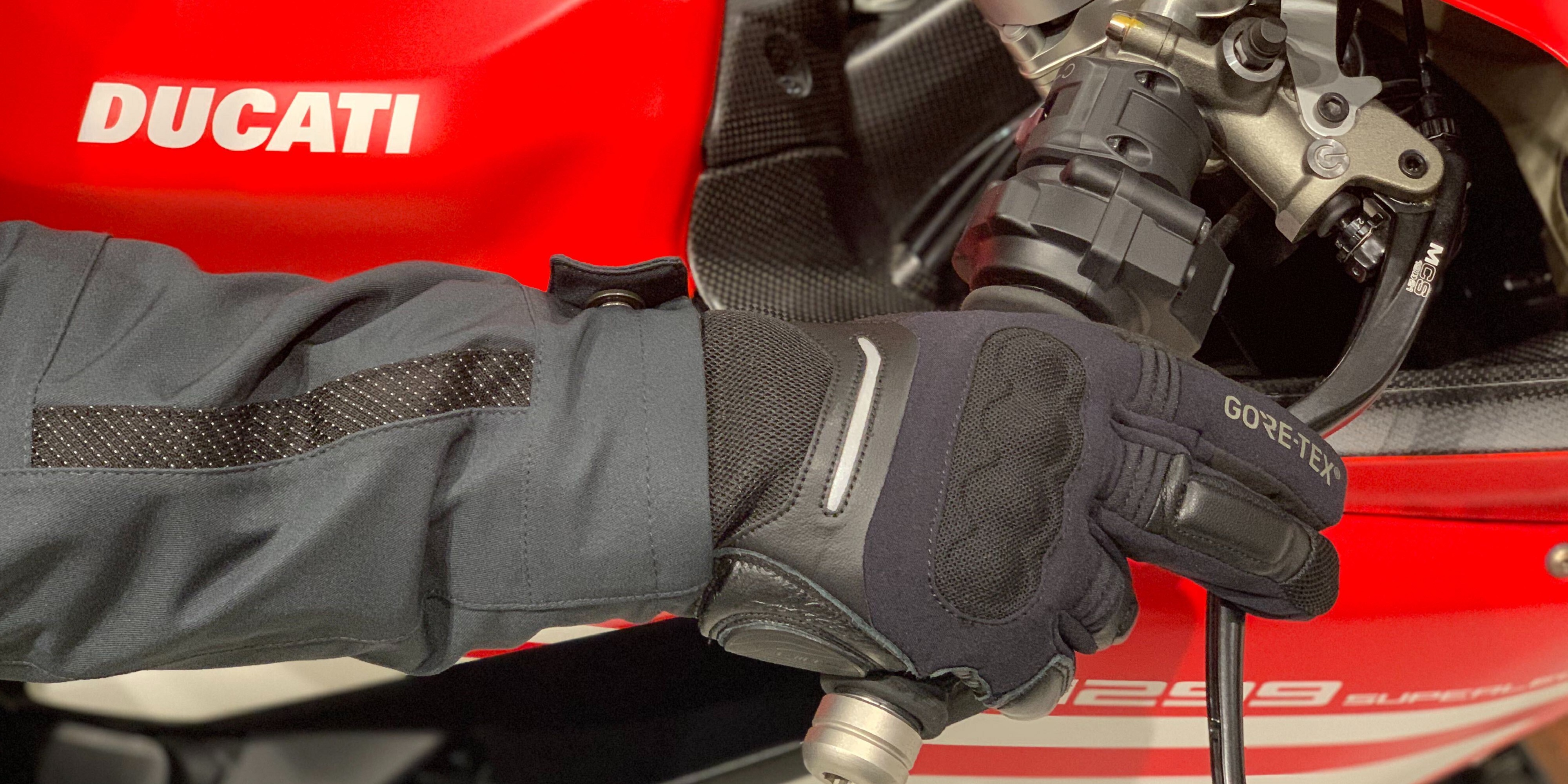 急な雷雨や激しい気候の変化でも快適にお使い頂けるGORE-TEX® GLOVES